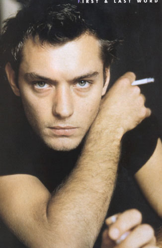 Jude Law n'est pas contre la clope. C'est tres utile apres un orgasme.